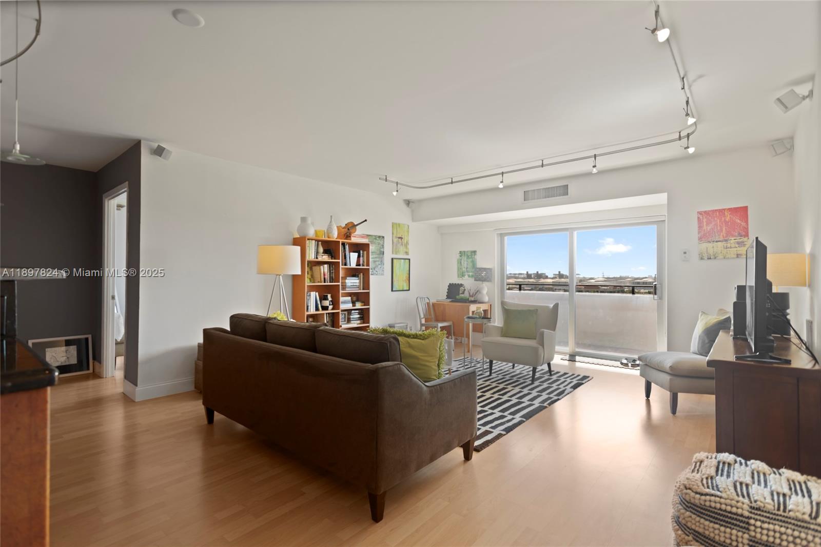 RUNAWAY BAY CONDO - Residential