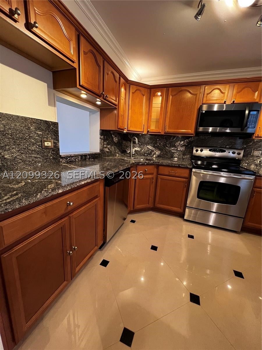 320 NE 12th Ave 605