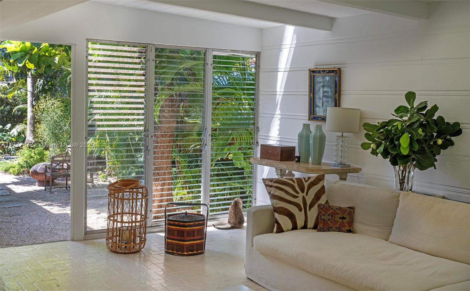 104 E San Marino Dr