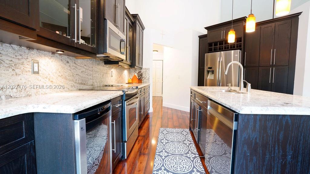 EMBASSY LAKES - Residential