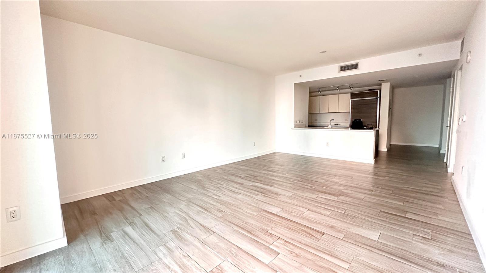 Beautiful 1 Bedroom + Den, 1 Bathroom residence at Millecento Condo, in the heart of Brickell. The unit features white tile floors, open layout, floor-to-ceiling windows with natural light, and a den ideal as office or guest space. Modern kitchen with Italian cabinetry, quartz countertops, and stainless-steel appliances. Large balcony with skyline and bay views. Millecento offers 5-star amenities: rooftop pool on the 42nd floor, resort-style pool, fitness center, sauna, kids’ playroom, movie theater, lounge, business center, valet and 24-hour security. Steps from Mary Brickell Village, Brickell City Centre, shops, restaurants, and Metrorail. Available starting November 9th. Showings require at least 1 day advance notice to coordinate with the tenant.