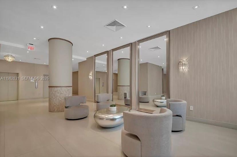 THE CARRIAGE HOUSE CONDO - Residential