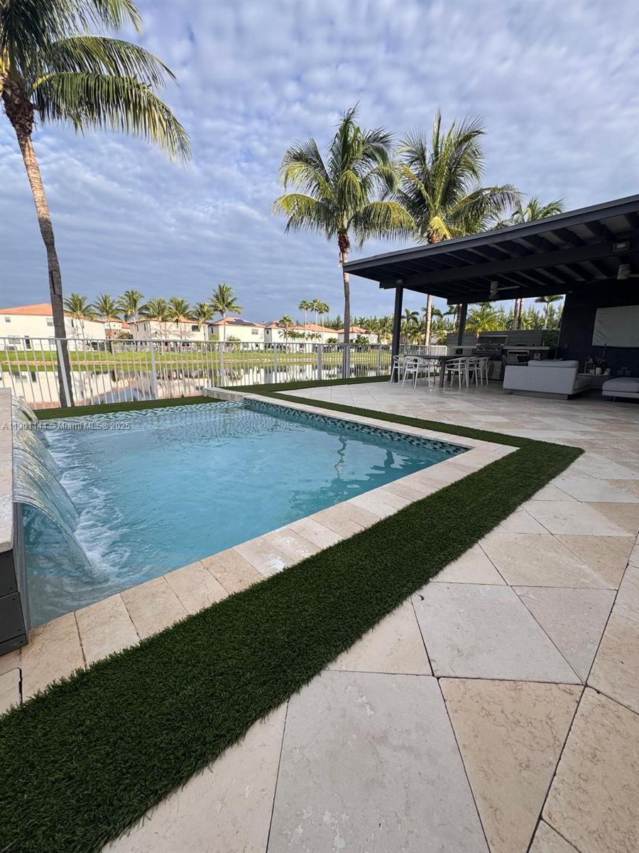 DORAL BREEZE - Residential