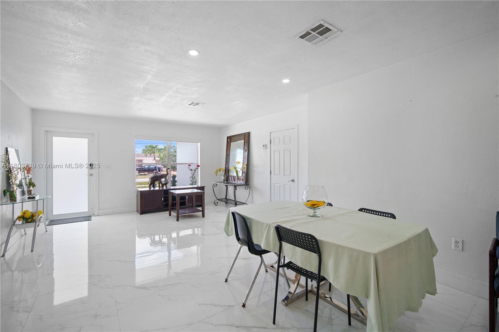 PALM LAKES SEC 1 - Residential Lease