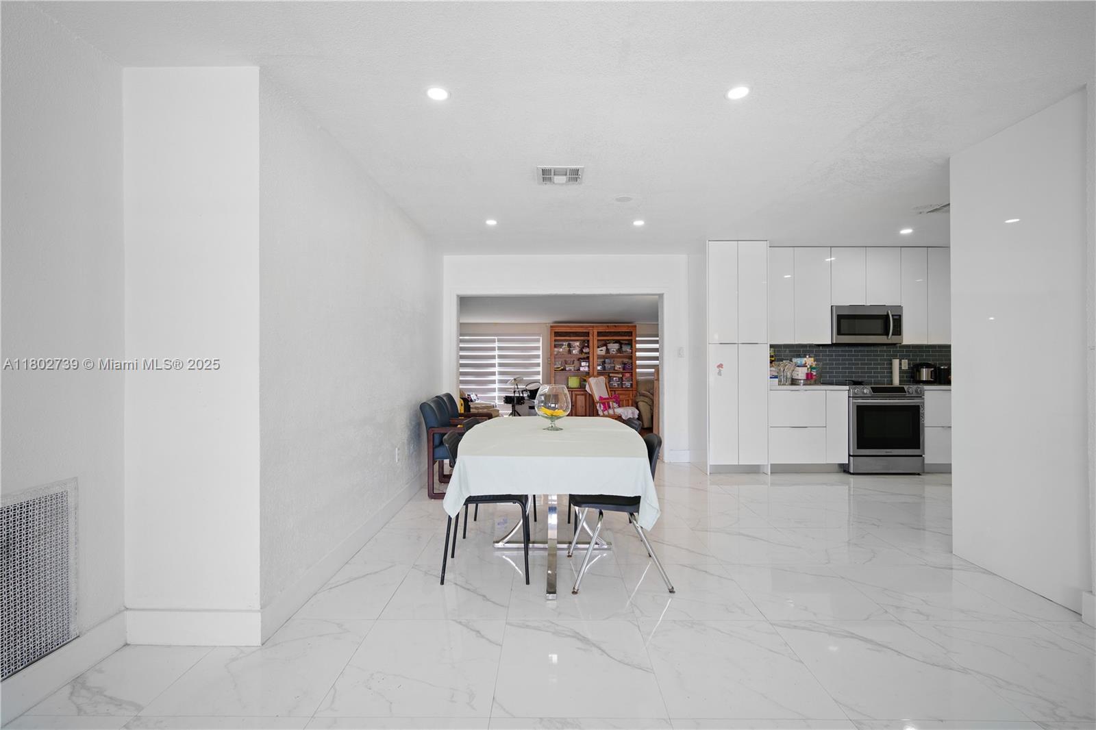 1314 W 80th St .