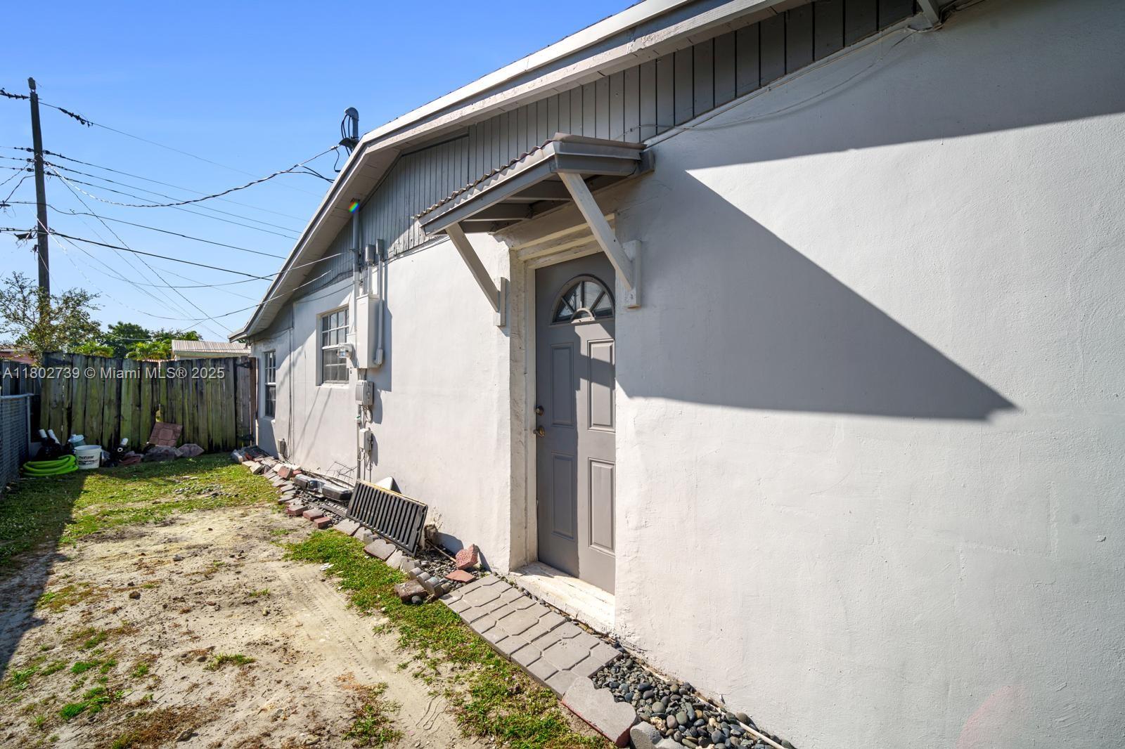 PALM LAKES SEC 1 - Residential Lease