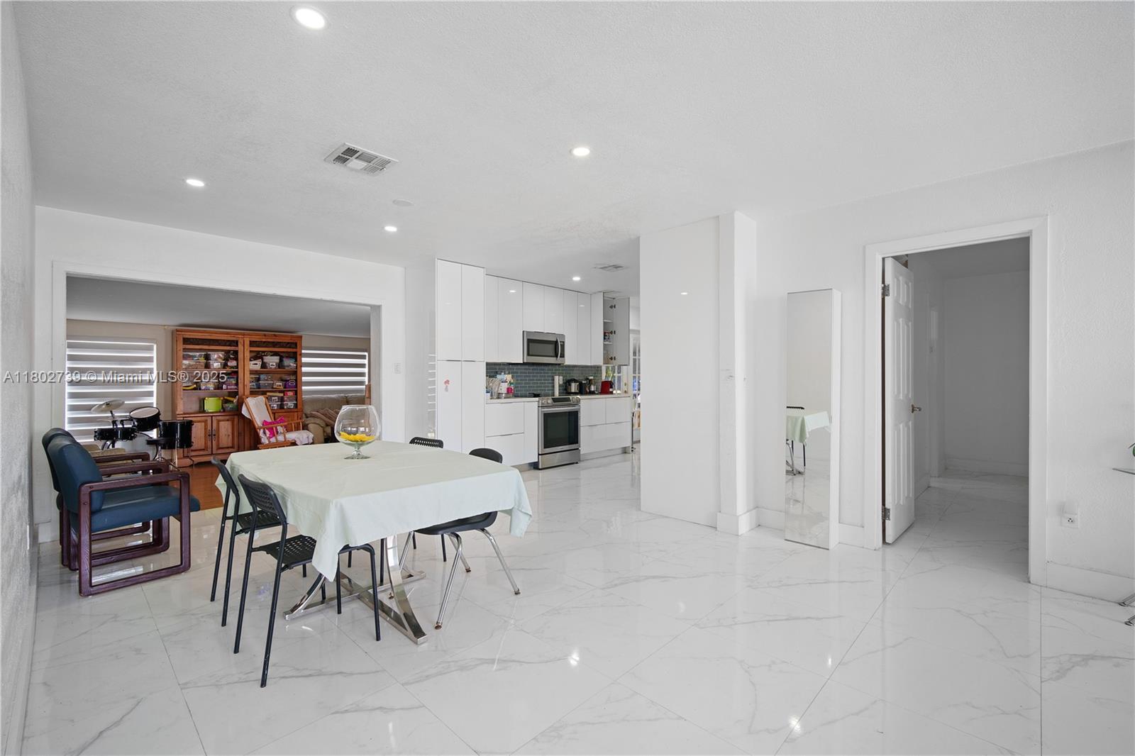PALM LAKES SEC 1 - Residential Lease