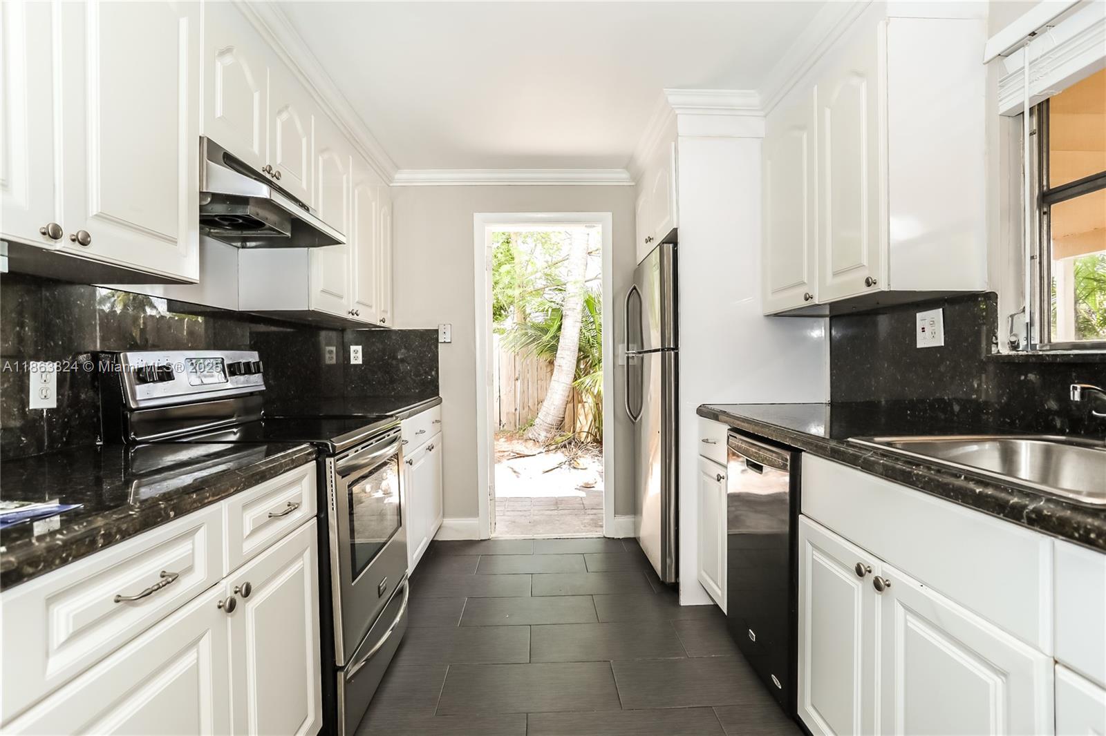 NORTH ANDREWS GARDENS FIR - Residential Lease