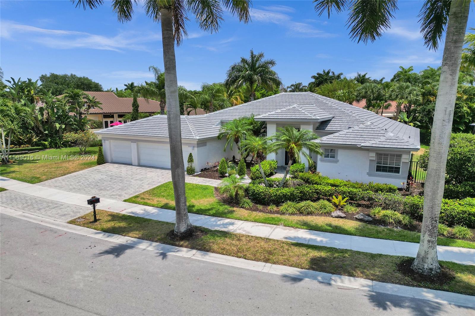 Property for Sale at 2504 Eagle Watch Ln, Weston, Broward County, Florida - Bedrooms: 5 
Bathrooms: 3  - $1,725,000