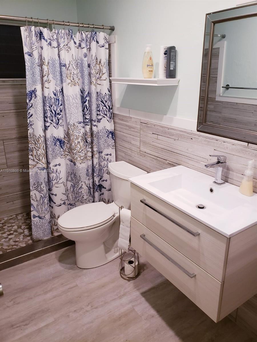 HOLLYWOOD LAWNS - Residential Lease