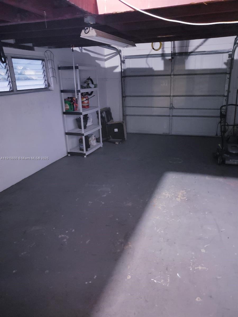 HOLLYWOOD LAWNS - Residential Lease