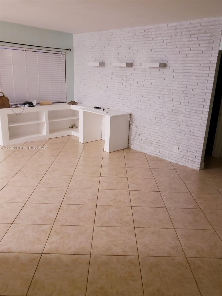 HOLLYWOOD LAWNS - Residential Lease