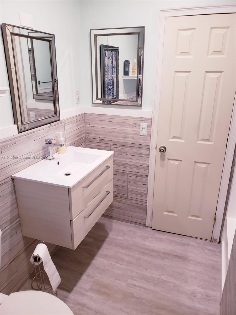 HOLLYWOOD LAWNS - Residential Lease