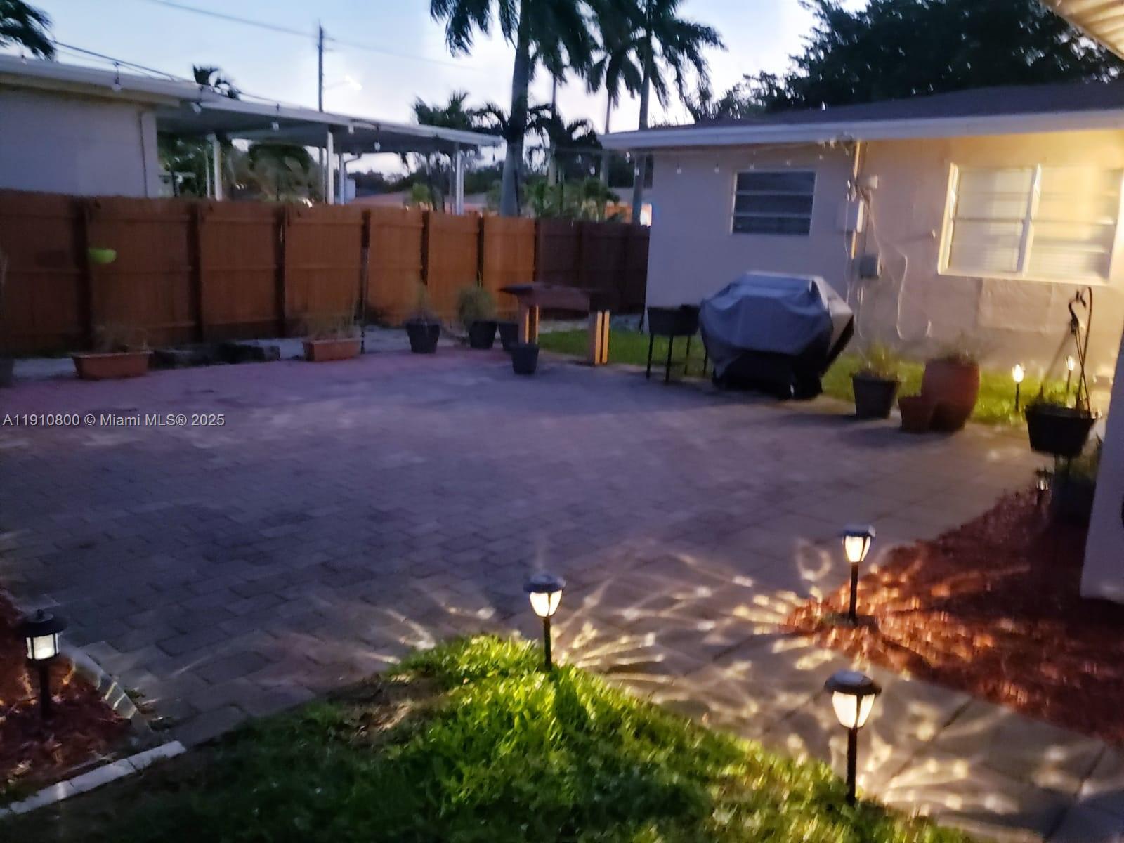 HOLLYWOOD LAWNS - Residential Lease