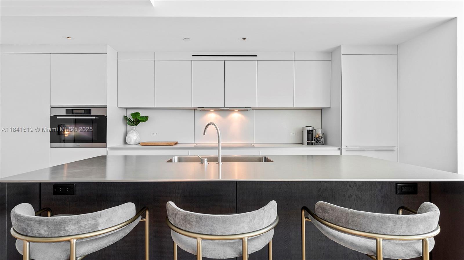 2901 Collins Ave 1403