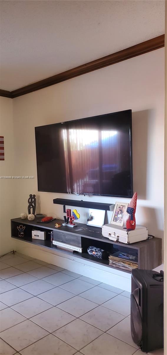 8085 NW 8 ST 6, Unincorporated Dade, FL, 33126/$385,000 2 8085 NW 8 ST 6