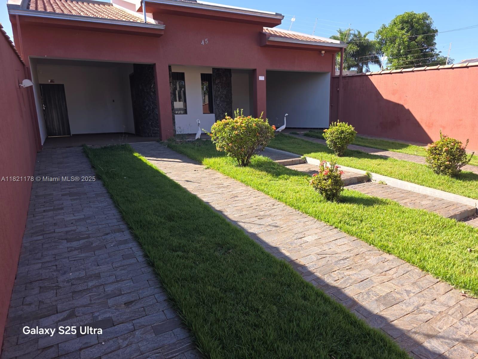 Beautiful Single Family Home in Mato Grosso do Sul Brazil, City Of Cassilandia MS.
Peaceful and Agricultural City in Brazil.
5381 Square Feet total area.
living area 2690 Square Feet
2 ruge living room
3 Bedrooms 2 bathroom in the main House + lots of dining and barbecue area + 1 Guest Bedrooms and 1 Bathroom
Laudry area
Service area
Barbecue area