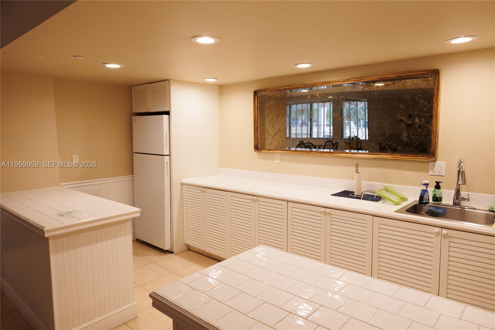 GALEN BREAKERS CONDOMINIU - Residential Lease