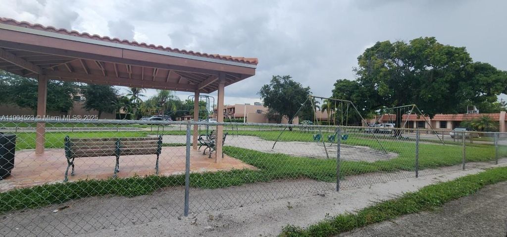 Photo of 23 N Valencia Dr #2-32, Davie, FL 33324 (MLS # A11904523)