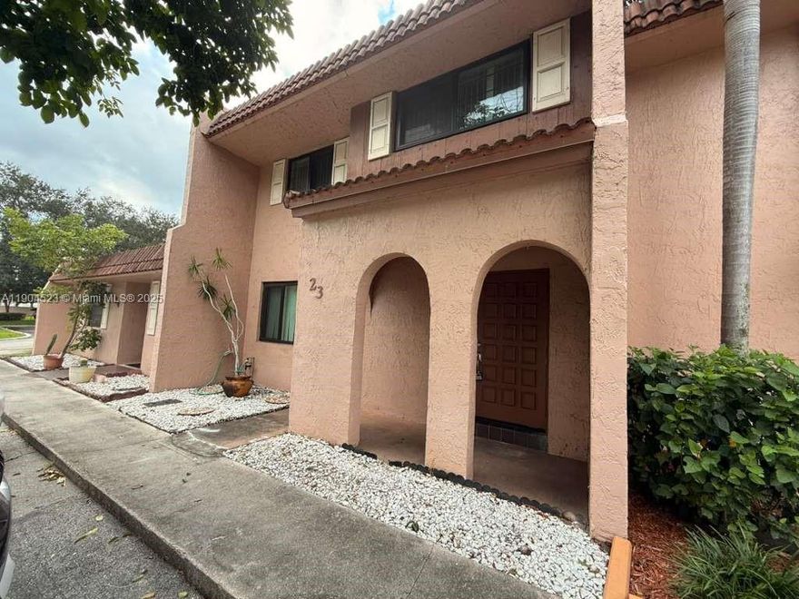 ERY SPACIOUS THREE BEDROOM TWO AND A HALF BATH TWO STORY TOWNHOME ACROSS FROM POOLS, CLUBHOUSE,TENNIS COURTS AND KIDS PLAYGROUND GREAT FOR ENTERTAINING