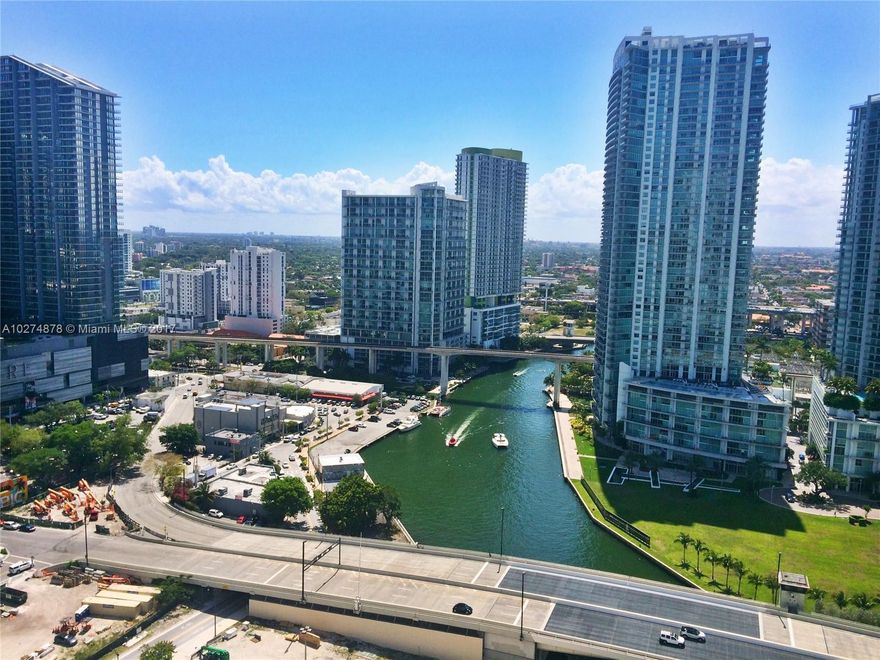 Great 1Bd/1Bth unit in the heart of Brickell. Amazing sunset views! 1 assigned parking space, stainless steel appliances w/granite countertops, washer & dryer, big master bedroom, tile floors.  Steps to Brickell City Centre, metro mover, grocery, restaurants, shops, & financial centre. Excellent amenities include 2 pools, Jacuzzi, fitness centre, his and her spa, 24 hours concierge and valet.