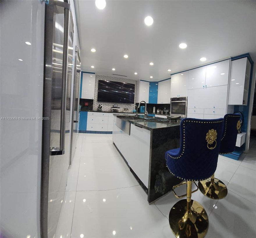 Beautiful, completely remodeled house with a pool to relax in a calm environment.With Mango Trees, Avacado Tree, Mamey Trees, Mamonchillo Trees, Guanabana Tree, Lemon Tree Don't miss this chance!