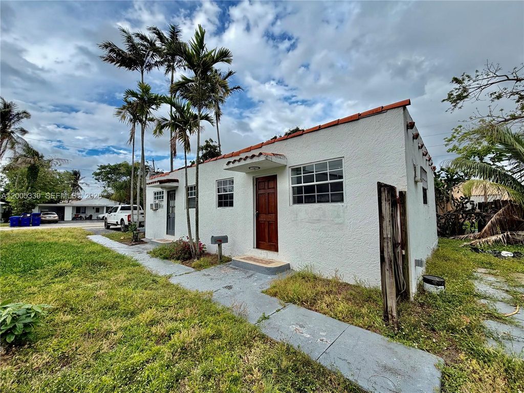 Photo of 2212 Grant St #s, Hollywood, FL 33020 (MLS # A12005339)