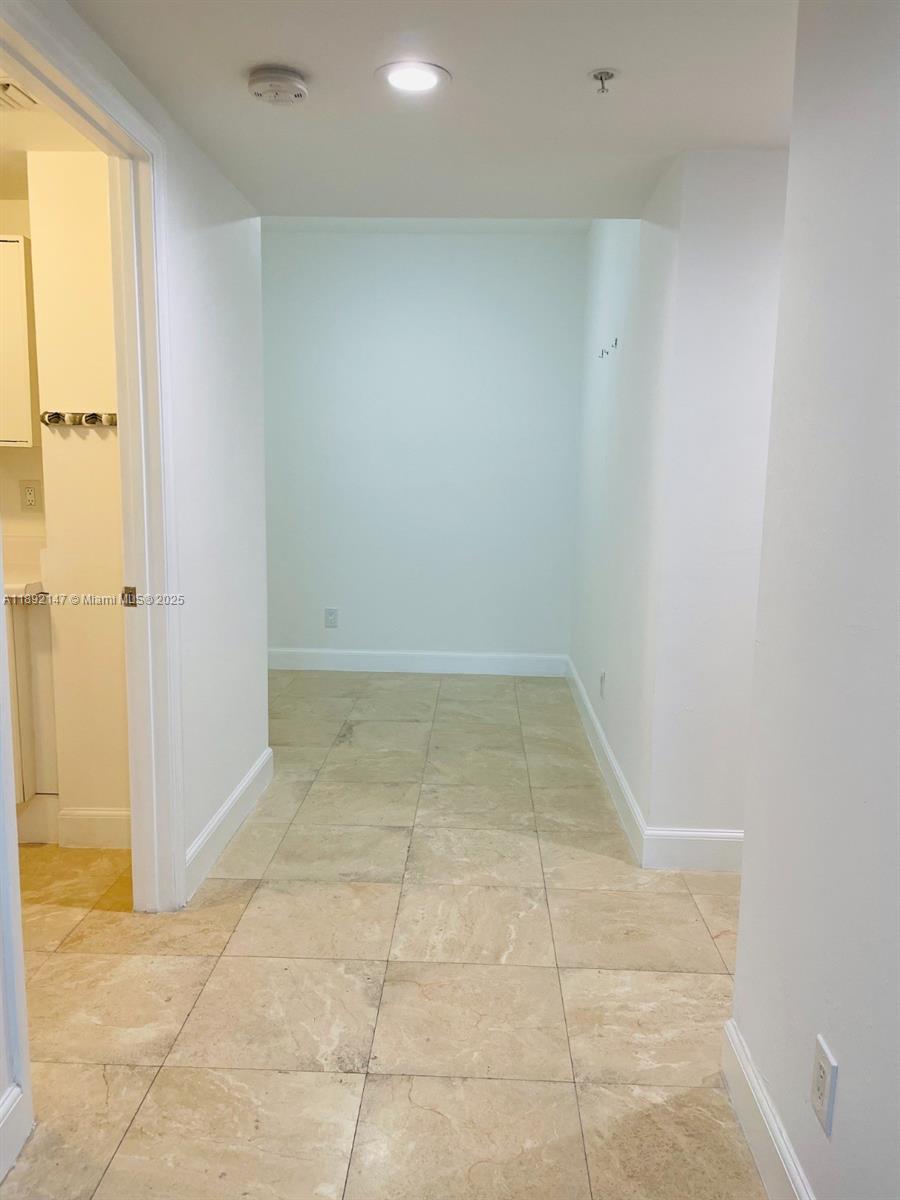 THE OAKS I CONDO - Residential Lease