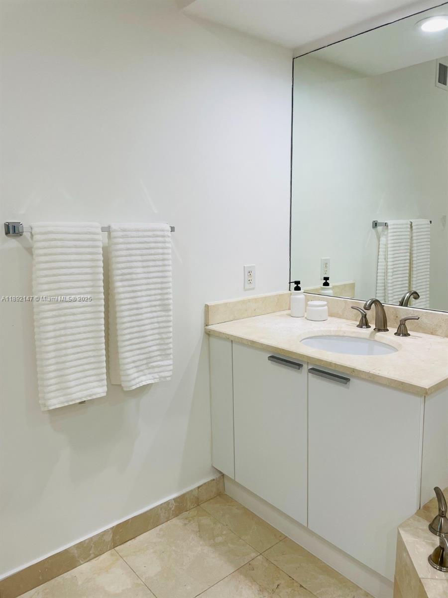 THE OAKS I CONDO - Residential Lease
