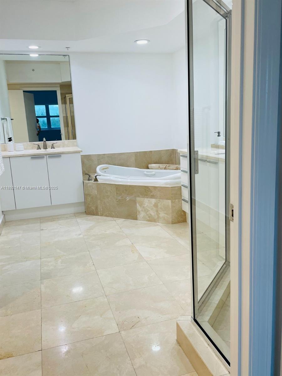THE OAKS I CONDO - Residential Lease