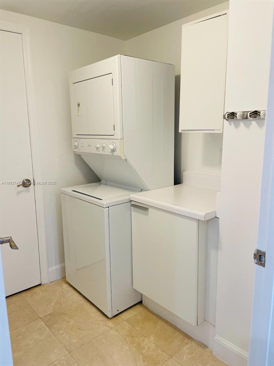 THE OAKS I CONDO - Residential Lease