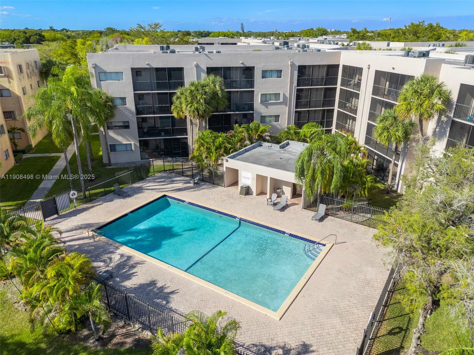 HORIZONS WEST CONDO #7 - Residential