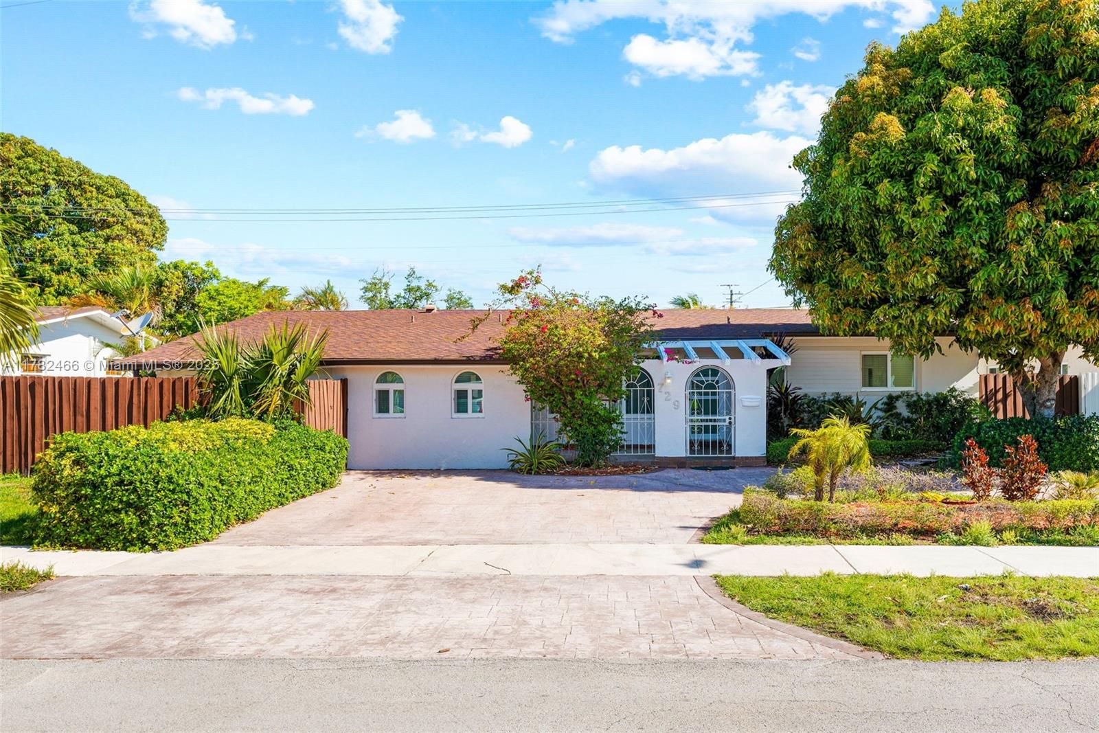 Photo 1 of 729 W 50th Pl, Hialeah, Florida, $747,000, Web #: 11782466