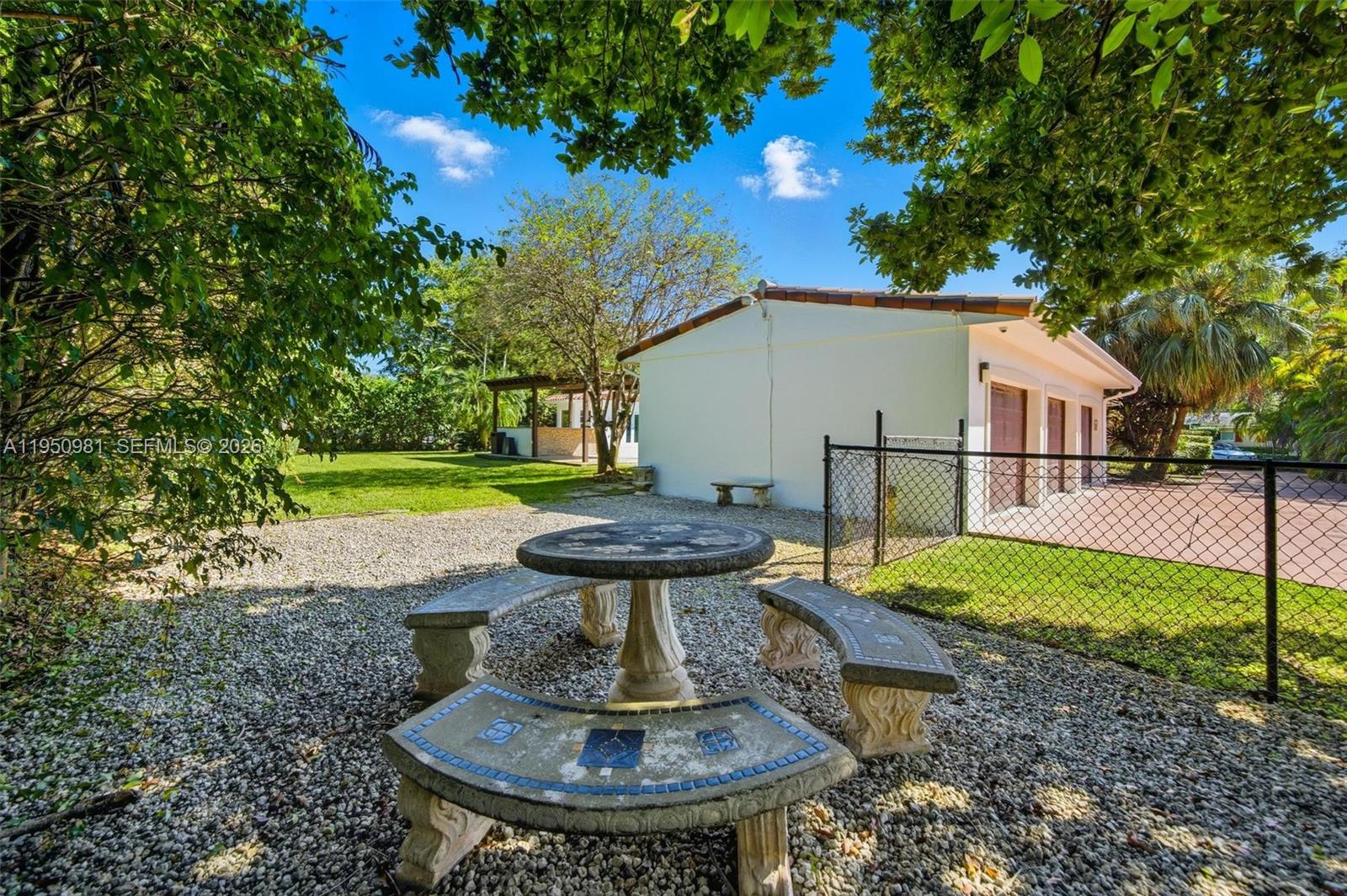 ROCK LAKE - Residential