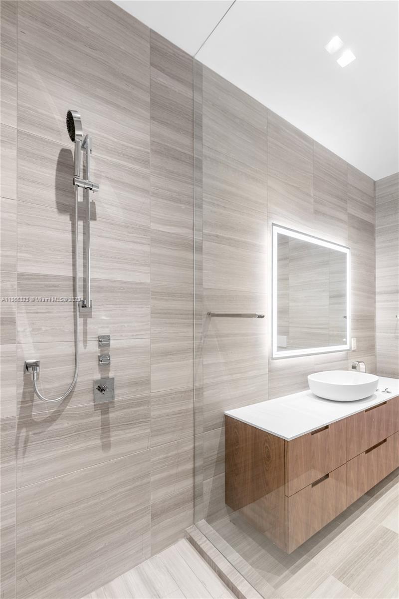 THE RITZ-CARLTON RESIDENCE - Residential