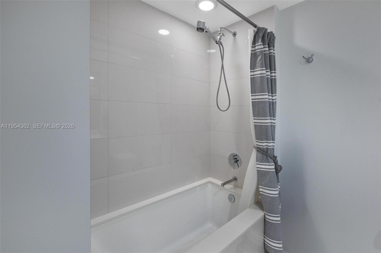 ONE PARAISO CONDO - Residential