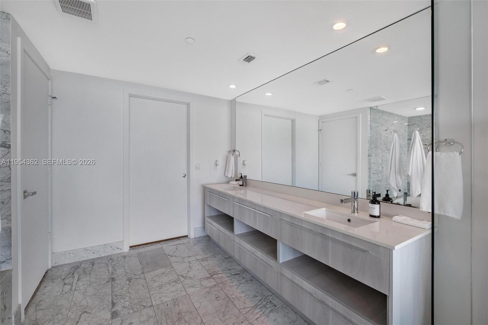 ONE PARAISO CONDO - Residential