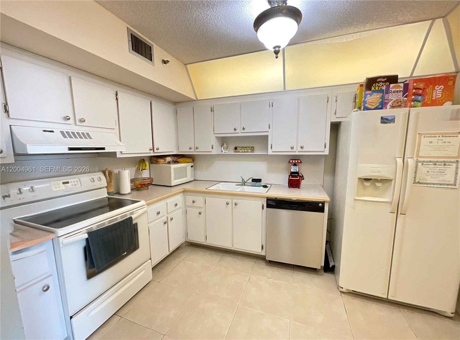 HILLCREST EAST NO 20 COND - Residential