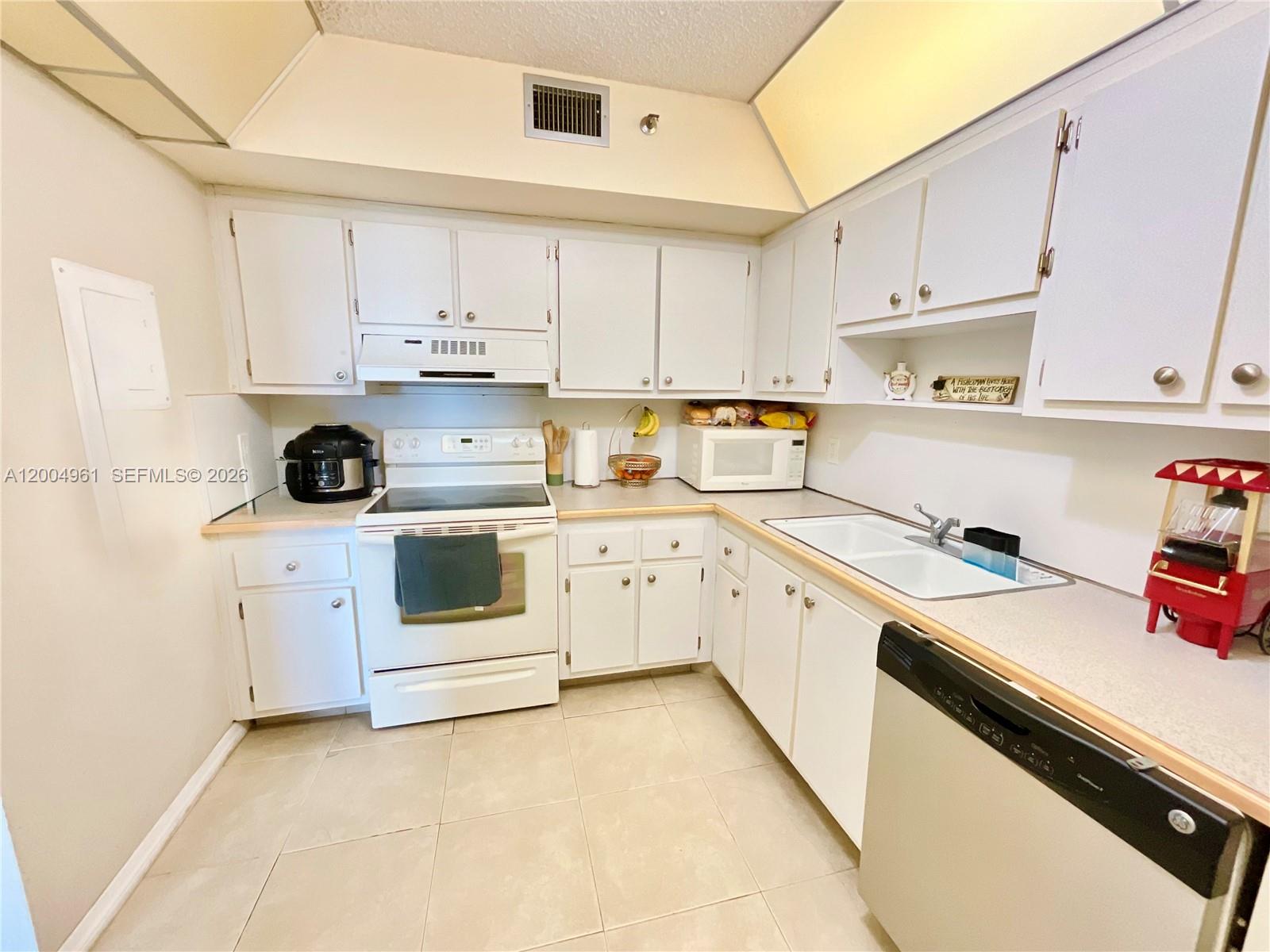 HILLCREST EAST NO 20 COND - Residential