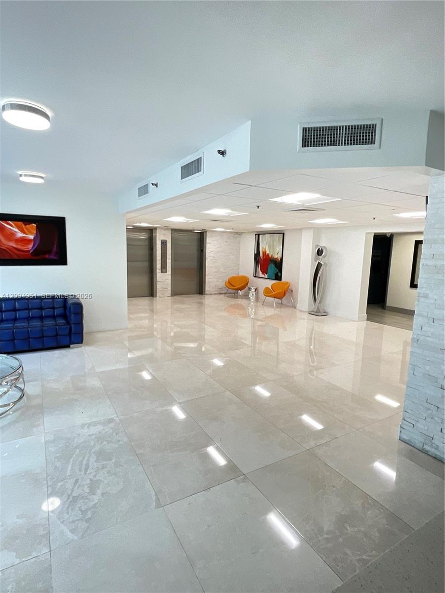 HILLCREST EAST NO 20 COND - Residential