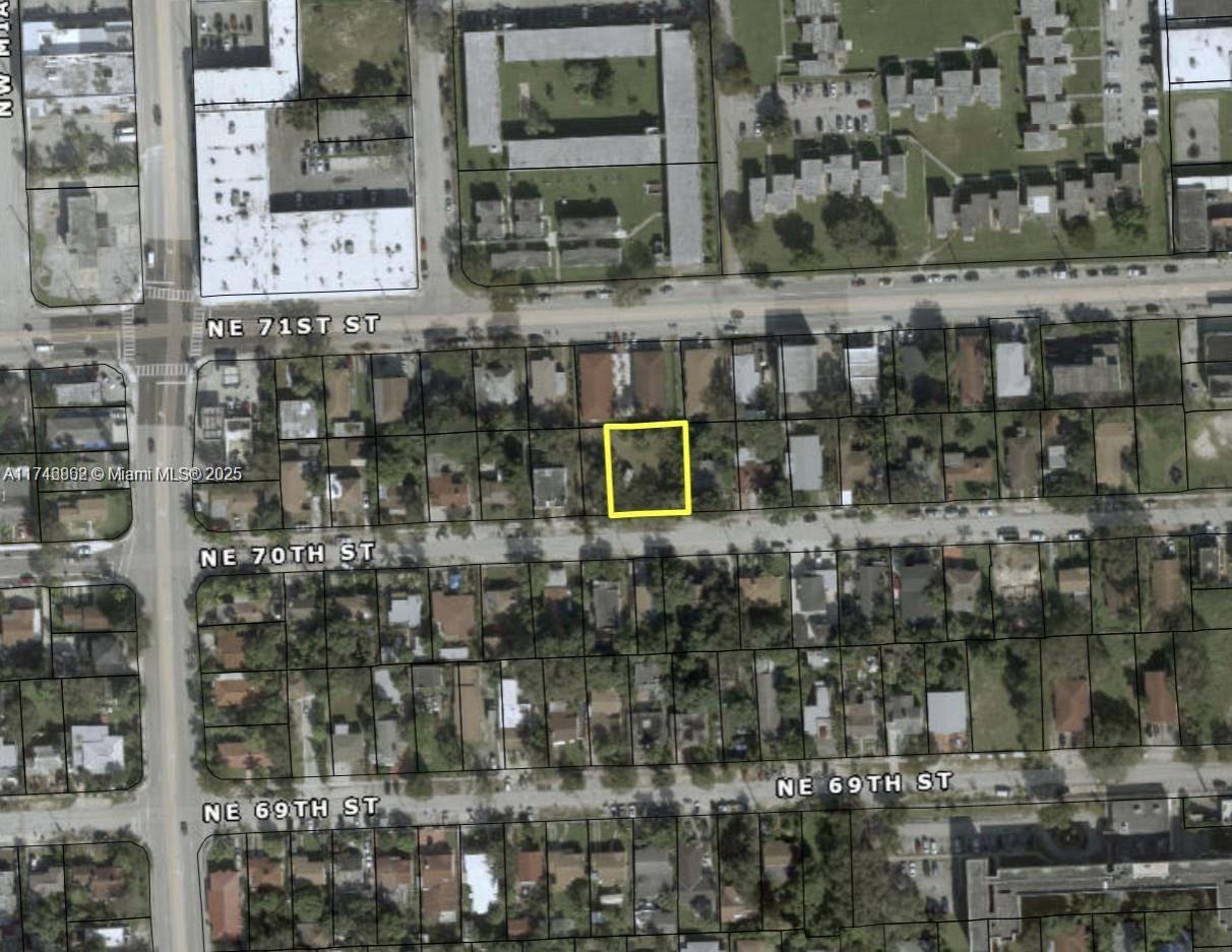 GREAT LOCATION NEAR HIGHWAYS, DESIGN DISTRICT, MIMO, AND BEACHES. LAND USE – GENERAL, MUNICIPAL ZONE – T3-O-SUBURBAN ZONE, PA ZONE 5700 DUPLEXE GENERAL.