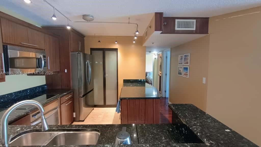 THE YACHT CLUB AT AVENTUR - Residential Lease