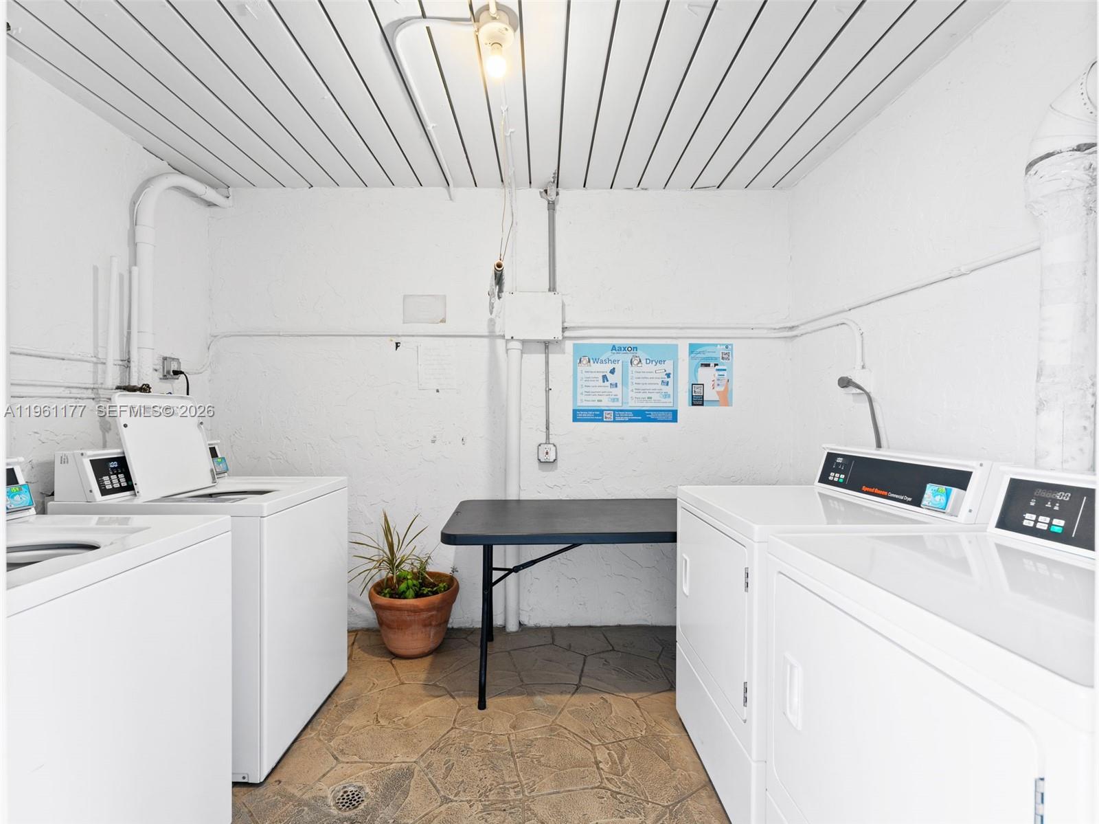 VILLAGE ROYALE GREENDALE - Residential