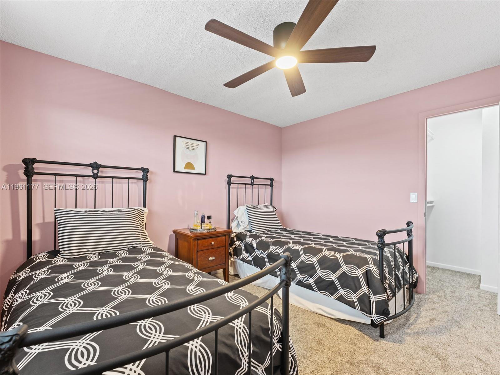 VILLAGE ROYALE GREENDALE - Residential