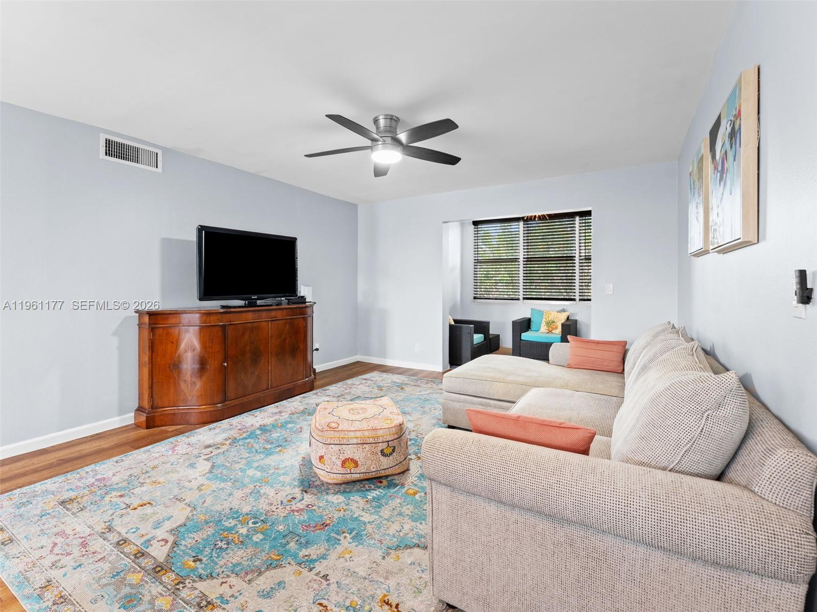 VILLAGE ROYALE GREENDALE - Residential