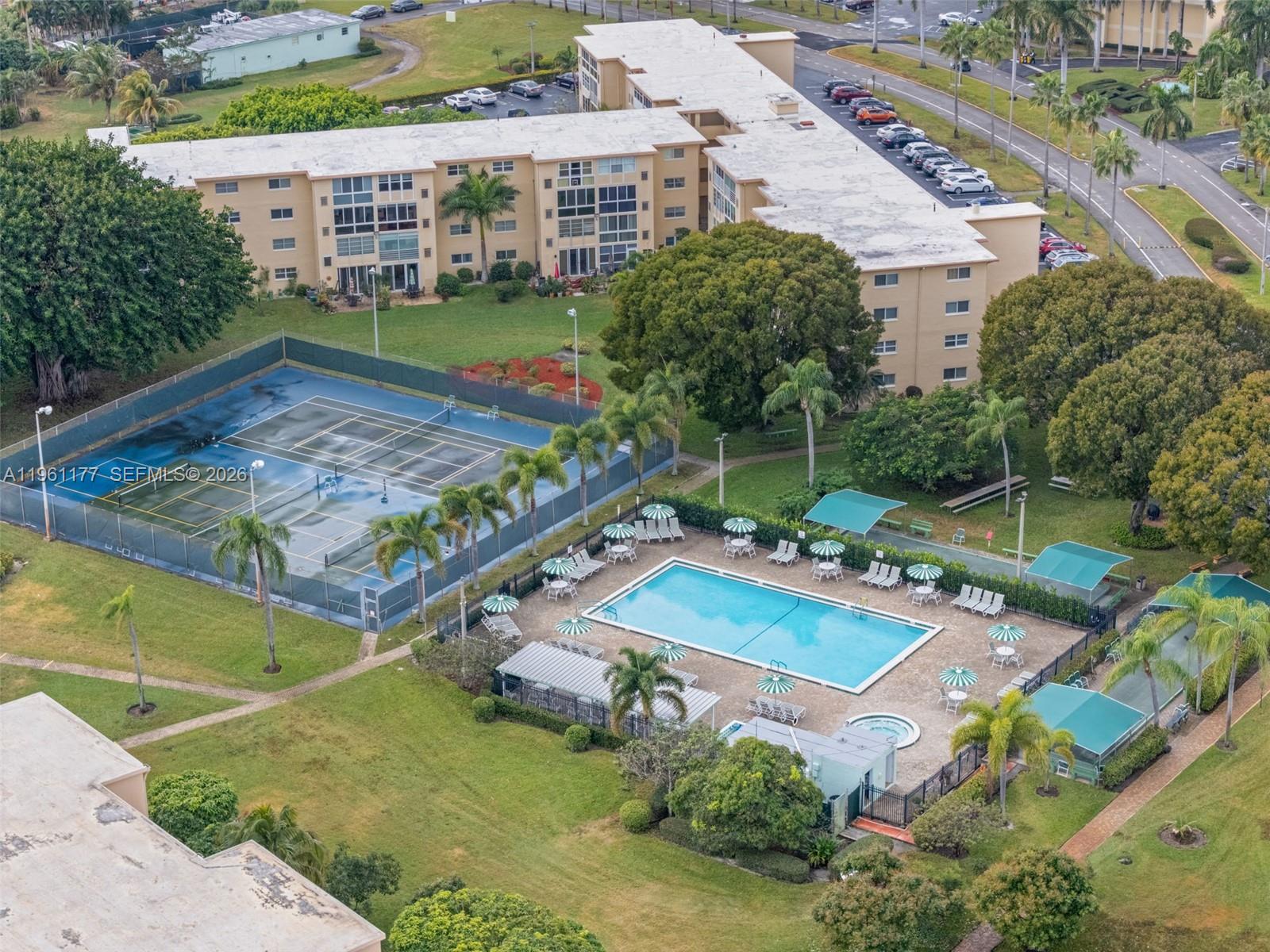 VILLAGE ROYALE GREENDALE - Residential