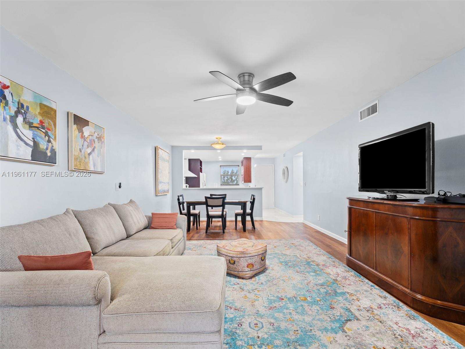 VILLAGE ROYALE GREENDALE - Residential