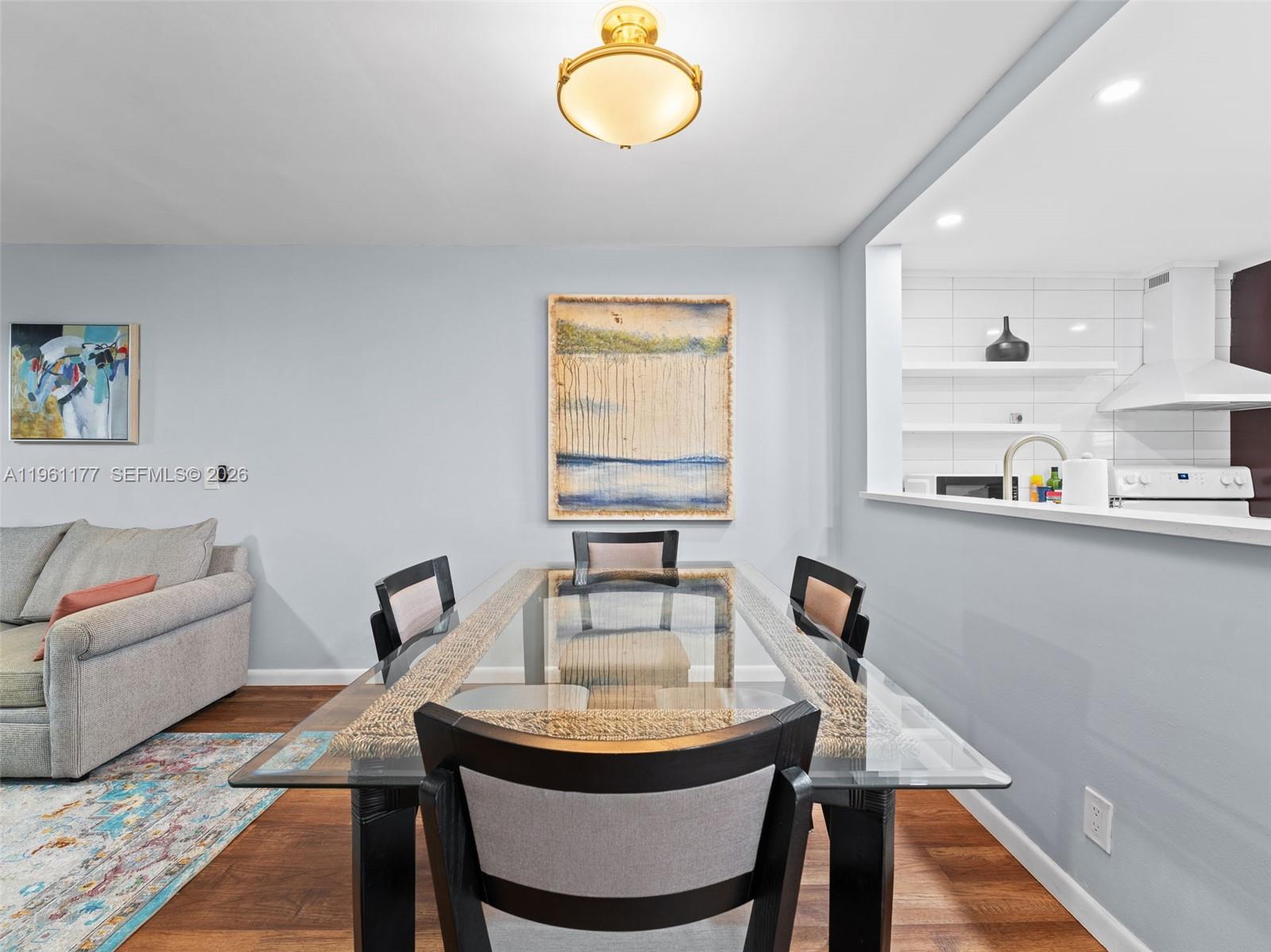 VILLAGE ROYALE GREENDALE - Residential