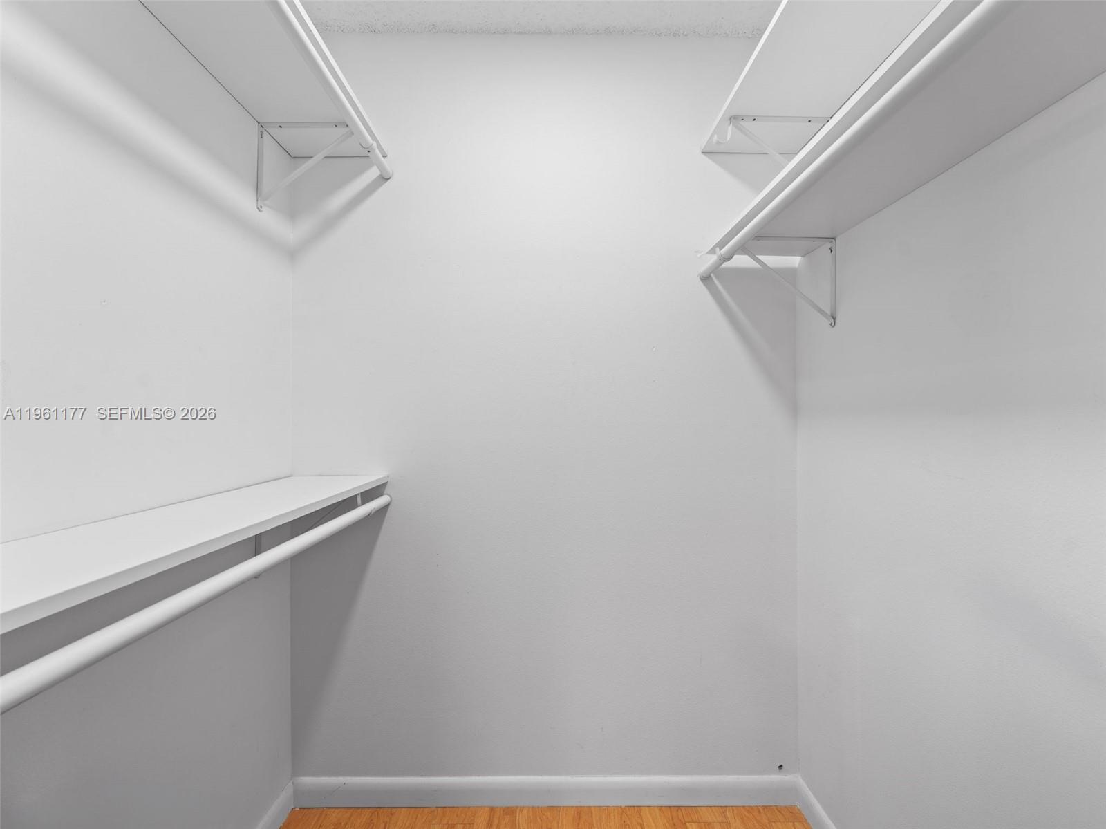 VILLAGE ROYALE GREENDALE - Residential