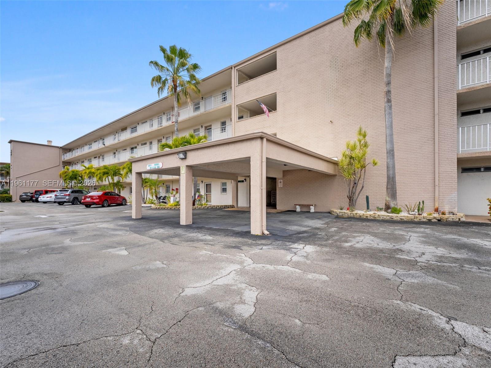 VILLAGE ROYALE GREENDALE - Residential